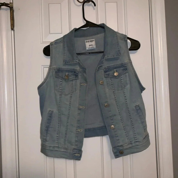 🌟Light wash Jean Vest🌟 - Picture 1 of 3